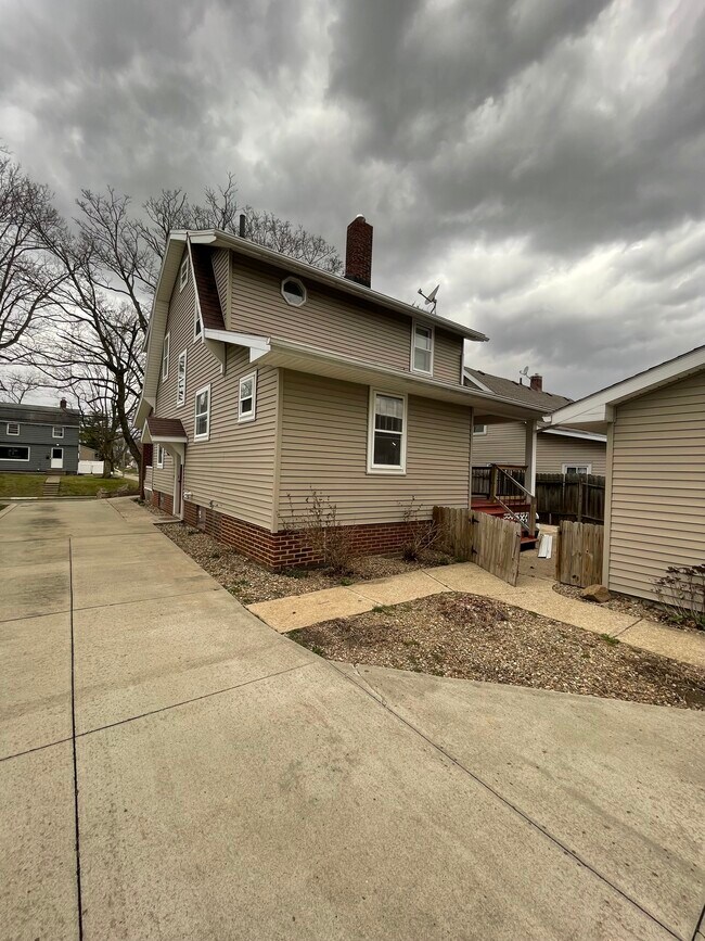 Photo - 224 Woodside Ave NE