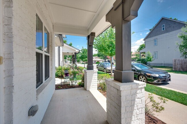 Photo - Beautiful 2BE/2.5BA townhouse located in the very desirable Nations!