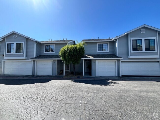 Building Photo - 2 Bed 2.5 Bath Townhome Available Now!! Sa...