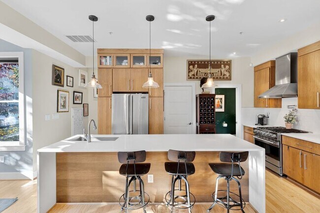 Stunning Three Bedroom w/Parking! - Stunning Three Bedroom w/Parking! House