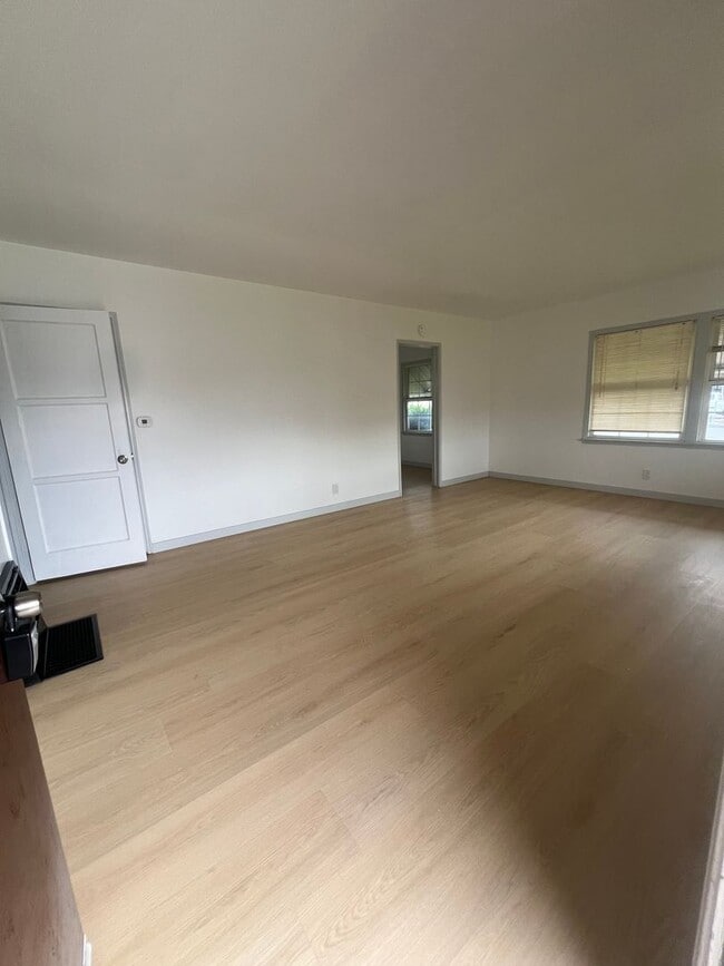 Building Photo - 2115-2117 S Garfield Ave Unit 2115