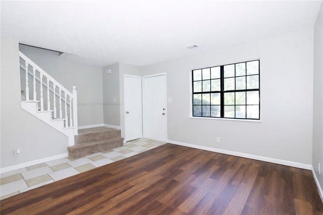 Photo - 320 Sprucewood Ct
