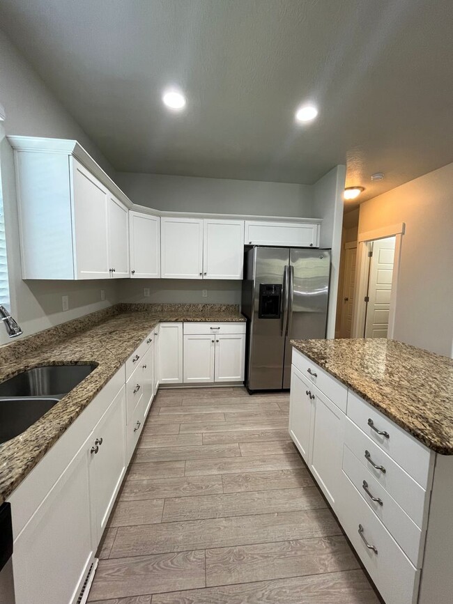 Building Photo - Spacious 3 Bed, 2.5 Bath Townhome in Pleasant Grove