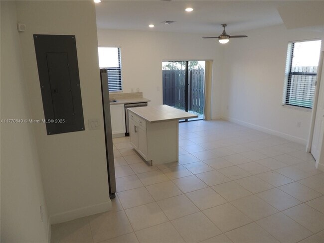 Photo - 829 NE 211th St