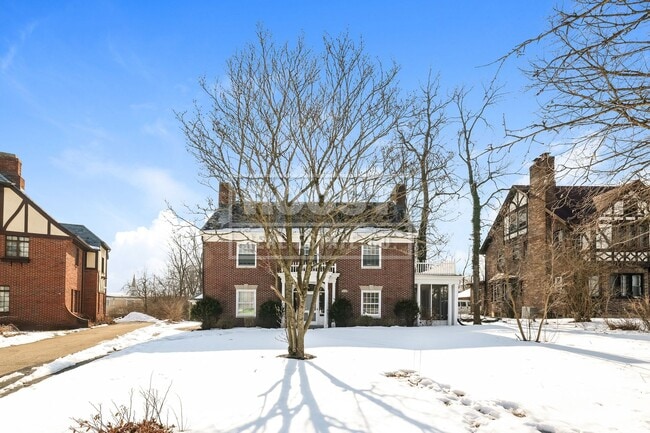 Building Photo - 4 bed 2.5 Bath Single Family Home Available in Dayton