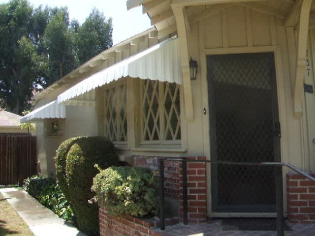 Puerta principal - 737 N Avon St