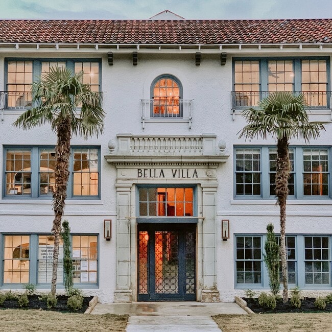 Building Photo - Bella Villa