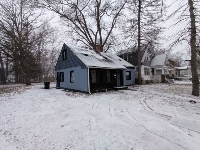 Photo - 4 bed, 1 bath bungalow NOW AVAILABLE!