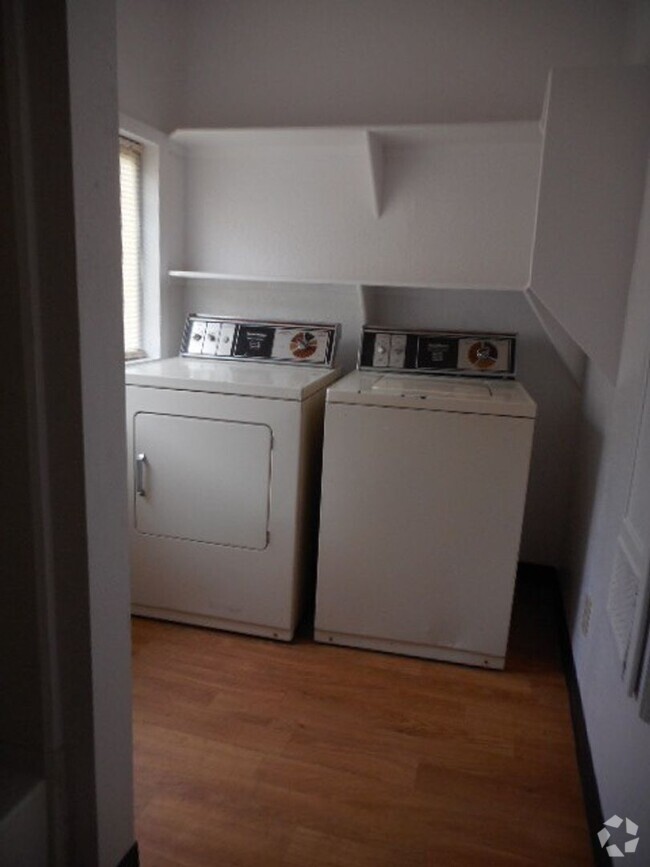 Building Photo - 647 Valley Rd Unit 1 Rental
