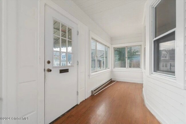 Building Photo - 13 S Marshall St Unit Second Floor