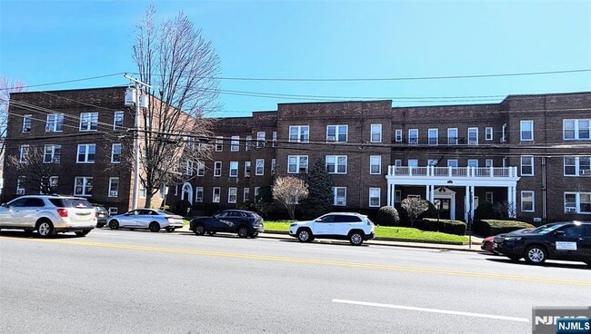 Photo - 975-995-995 Teaneck Rd