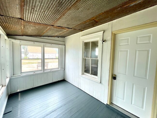 Porche - 110 S Pleasant St Unidad C