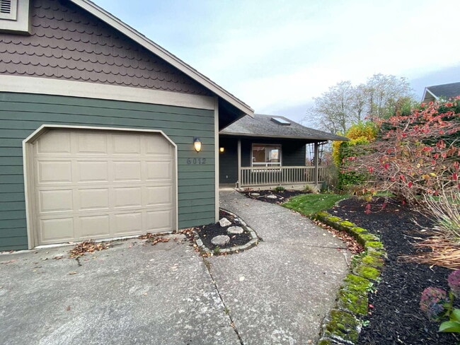 Photo - Spacious 4-bedroom with Panoramic Deck Next to Ferndale High