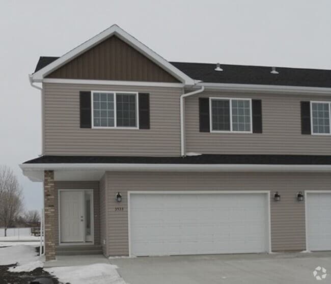 Building Photo - 3 Bed 3 Bath Twin Home