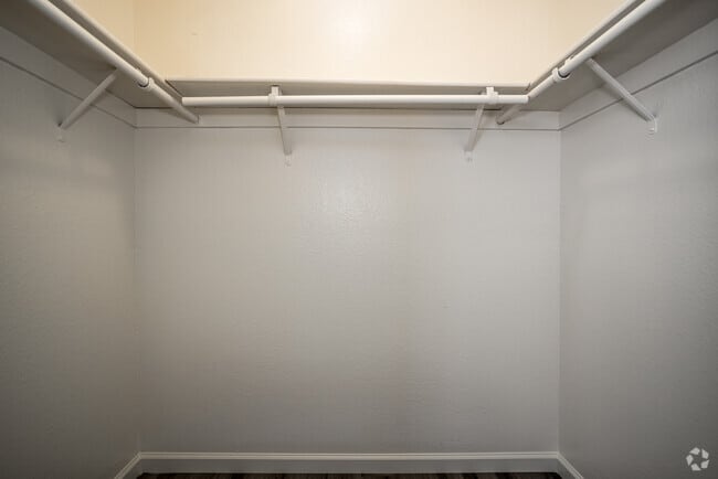 1BR, 1BA - 700SF
