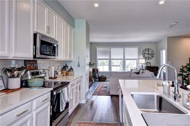 Photo - 3 Level Town home with 3 bedrooms and a bonus