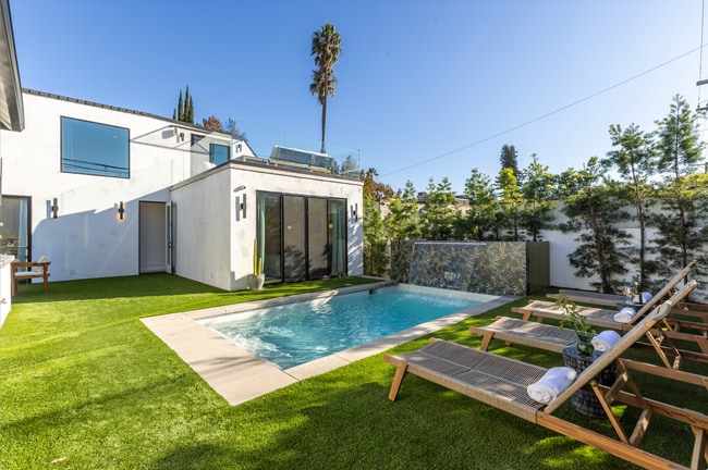 Building Photo - 1161 Stearns Dr