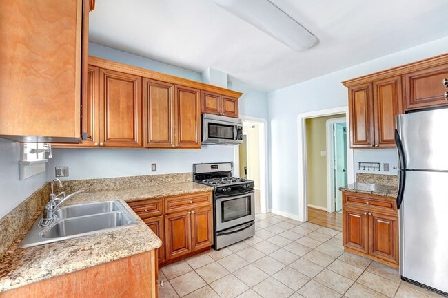 Building Photo - 325 N Stanley Ave Unit 327 1/2