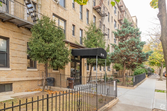 Photo - 83-74 Talbot St