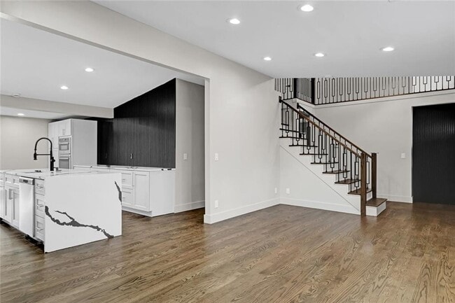 Photo - 1887 Shalimar Dr NE