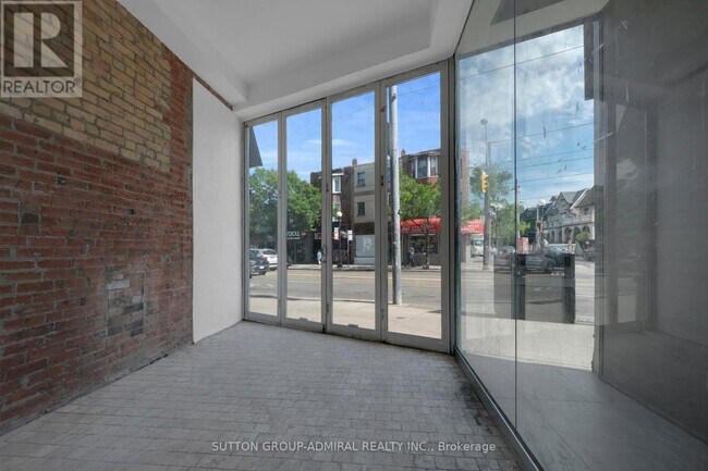 Photo - 647 College St