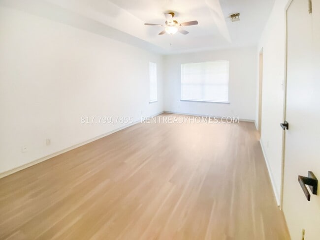 Photo - 203 W Shady Oaks Cir