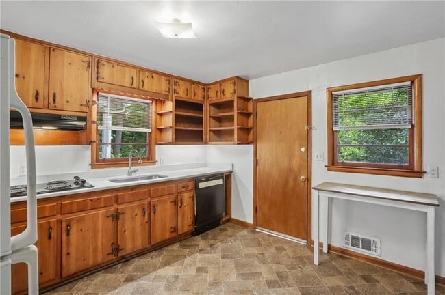 Photo - 282 Elmira Pl NE