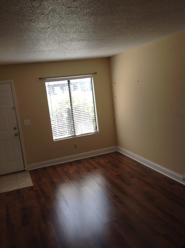 Photo - 323 Beverly St