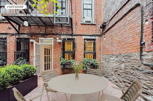 Building Photo - 344 W 17th St Rental