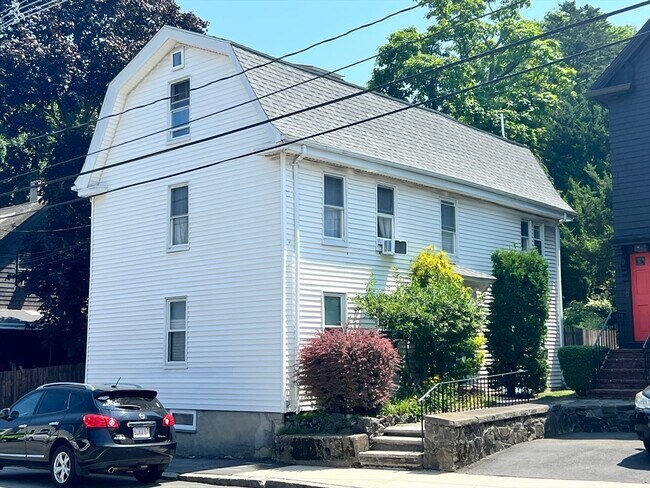Building Photo - 178 Pleasant St Unit 2 Rental
