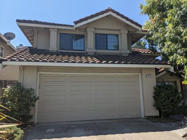 Building Photo - Updated 3 Bed 2.5 Bath Home