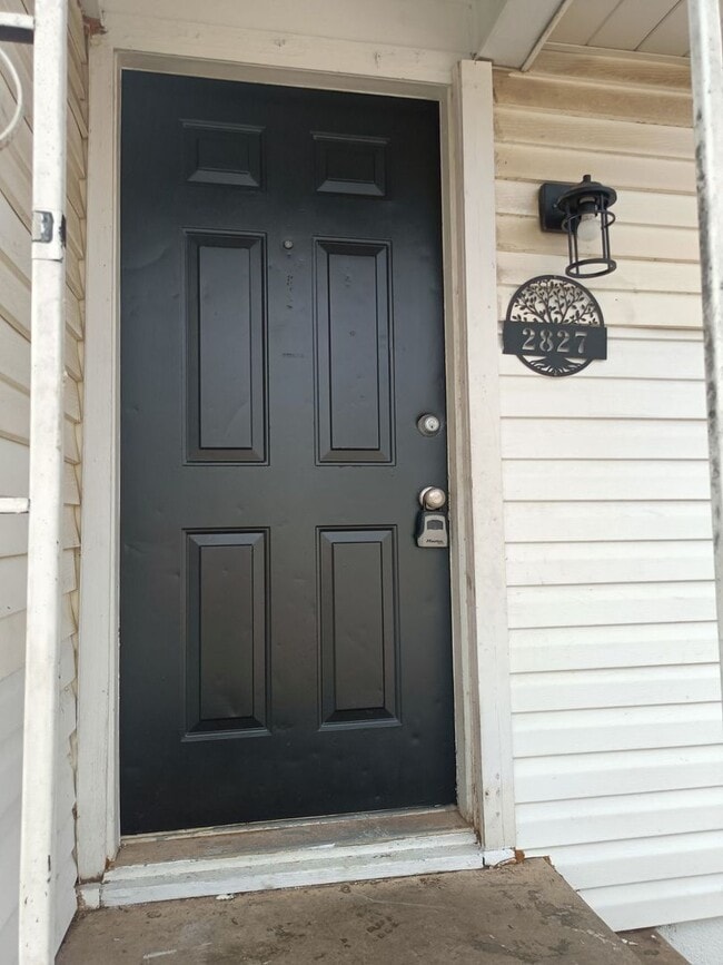 Building Photo - Cute 1 bed spacious unit. Comes with a stove, fridge, wall heater, and window A/C unit