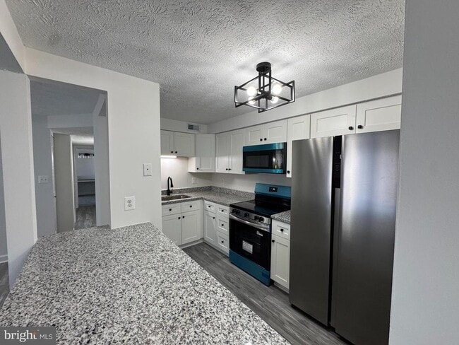 Building Photo - 3501 Wedgewood Ct Unit J