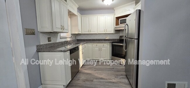 Photo - 1560 Riegel St