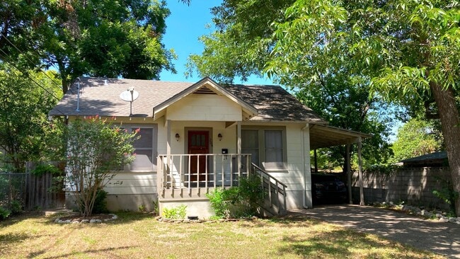 Building Photo - Charming Hyde Park Bungalow with Modern Co... Rental