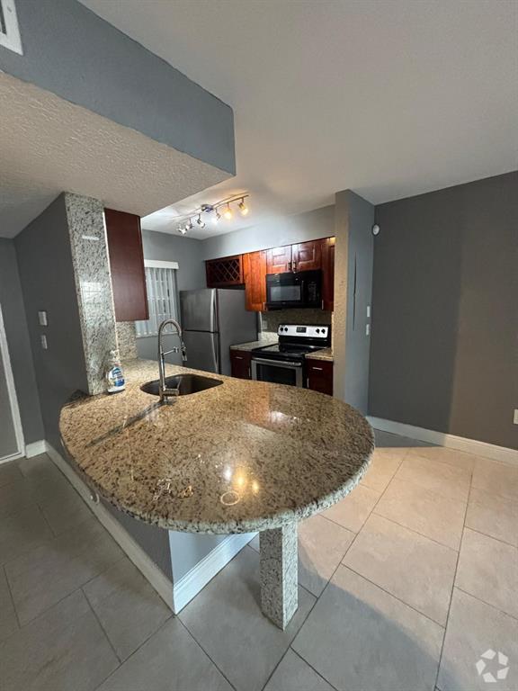 Building Photo - 2861 N Oakland Forest Dr Unit 104 Rental