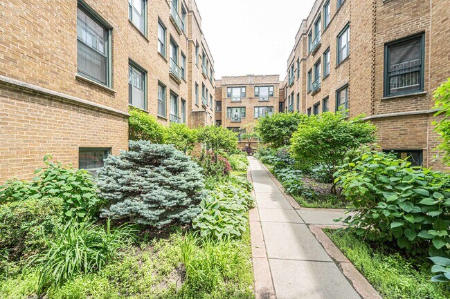 7025.5 N Sheridan Rd