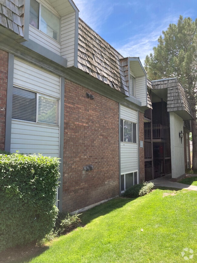 Building Photo - 1660 Woodland Dr Rental