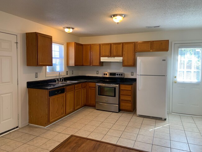 Photo - 4 Bedroom Home close to HWY 421 & I40