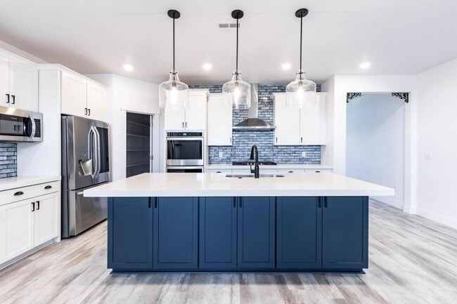 Photo - Stunning Modern Home in Charming Midway – ...