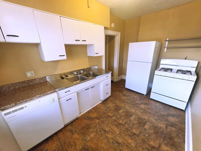 Kitchen with Dishwasher - 352 1/2 E 20th Ave Unit 352.5