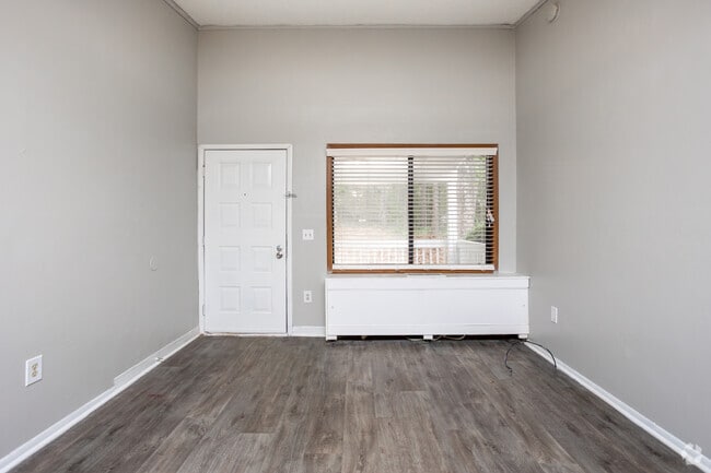 1BR, 1BA - 576SF - Living Room