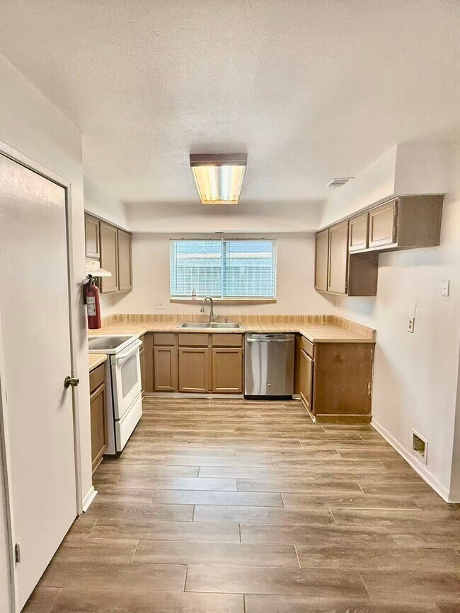 Photo - 16354 Villaret Dr