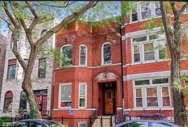 Building Photo - Beautiful Large Studio in the Heart of Wicker Park Unit Garden