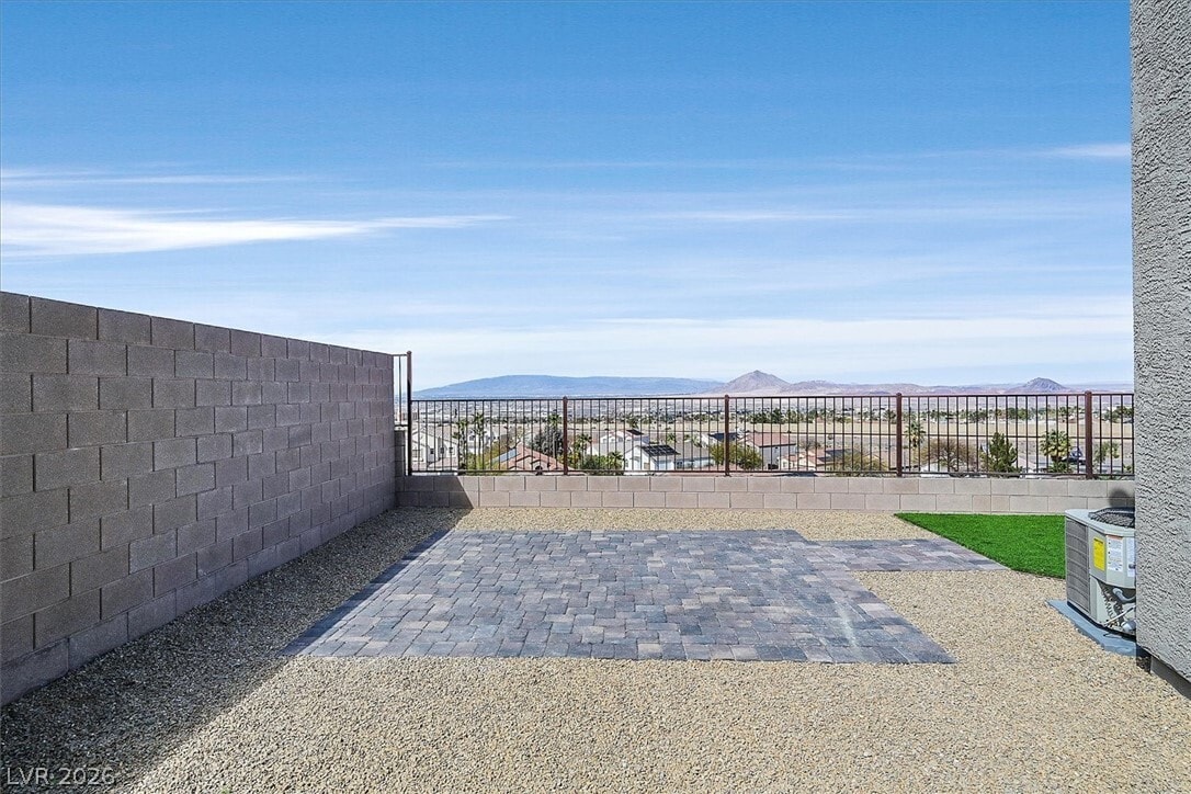 Photo - 352 Rosefinch St