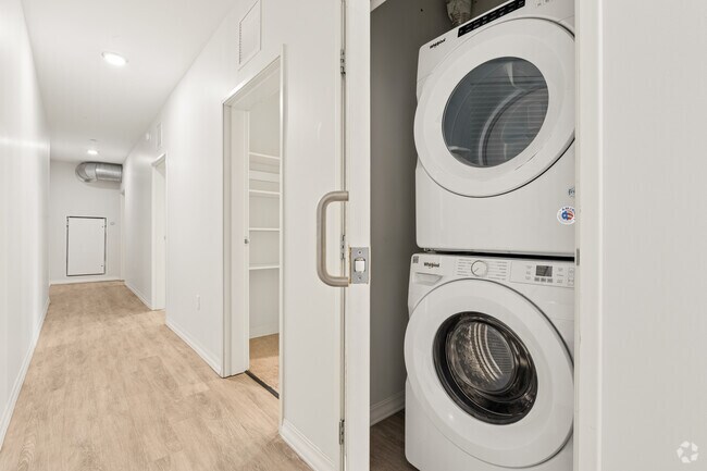 4E 6BR, 6BA - 1,184SF - Laundry