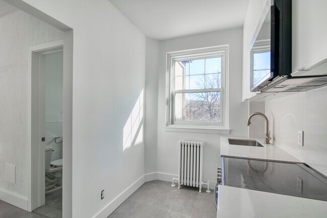 Photo - 4715 Chem. Queen Mary Unit 20