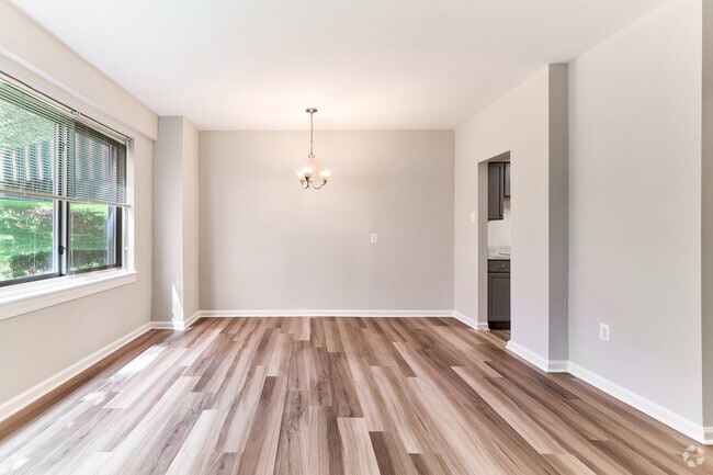 The Laurel 1BR, 1BA - 700SF Living Room - Pooks Hill Tower & Court