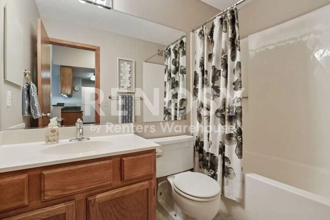 Building Photo - Available July 15th 2 Bedroom 2 Bath Condo in Minneapolis