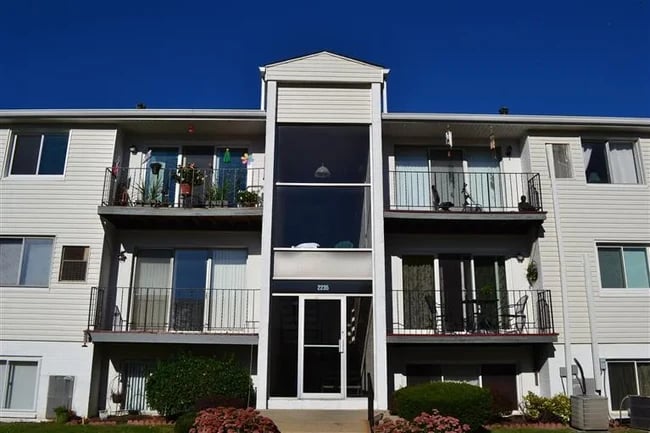 Building Photo - 2235 Coach Dr Unit i